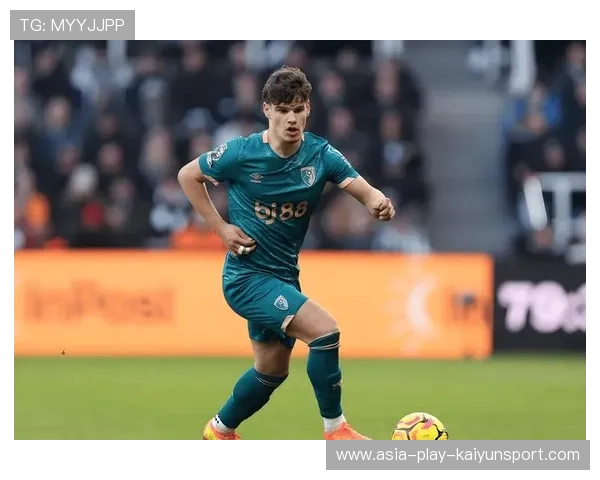 伯恩茅斯中场拼抢积极